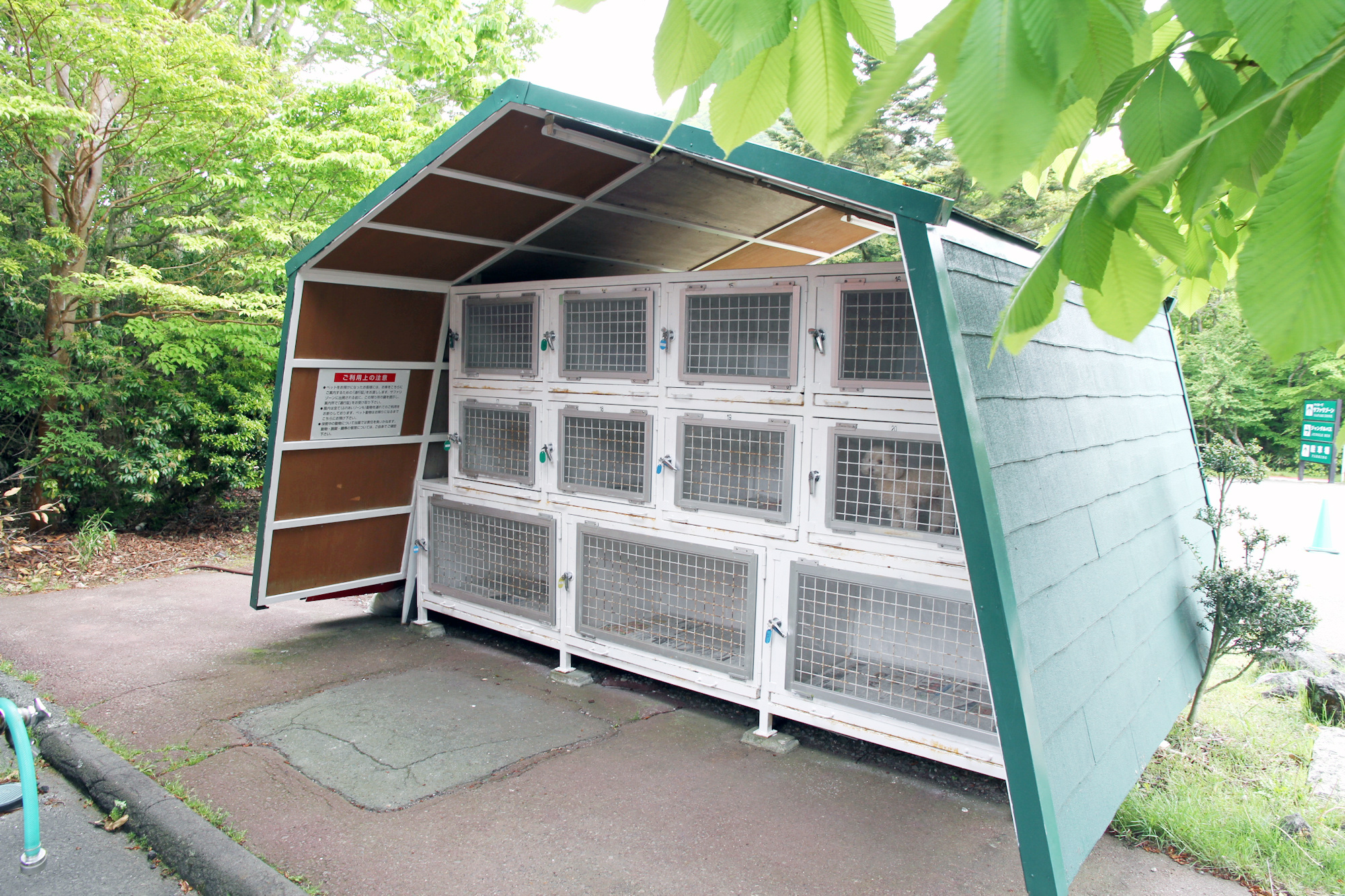 無料ケージ(屋外の個別のケージ)