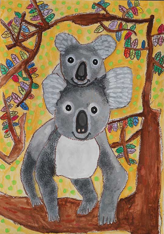 木の上に登っているコアラの親子