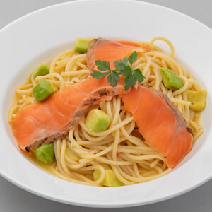 記事「サーモンとアボカドの冷製パスタ」の画像