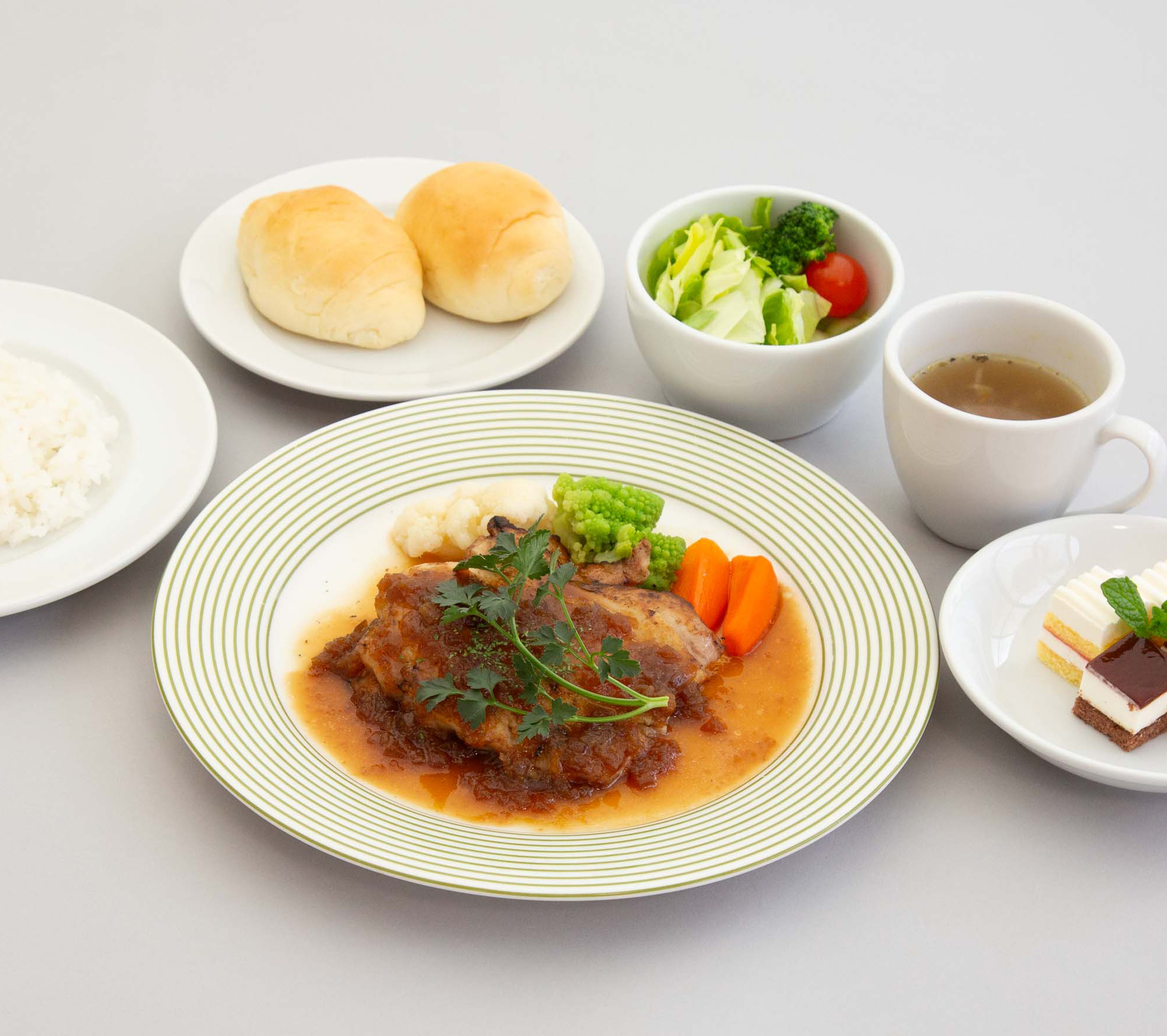 チキンソテー（和風シャリアピンソース）
