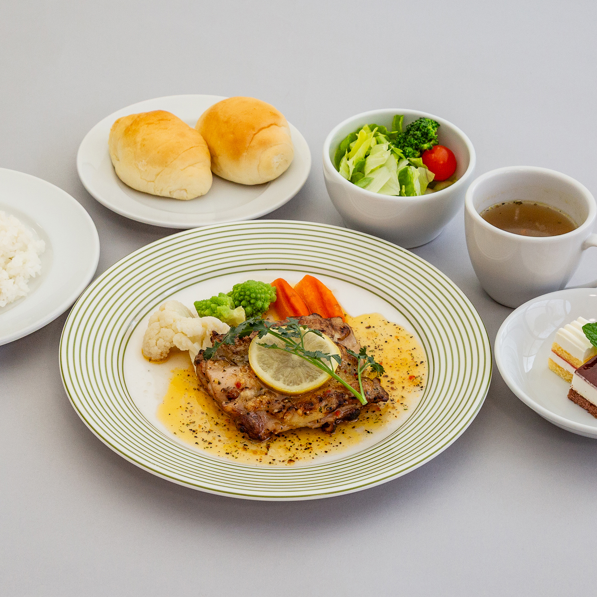 チキンソテー（レモンペッパーソース）